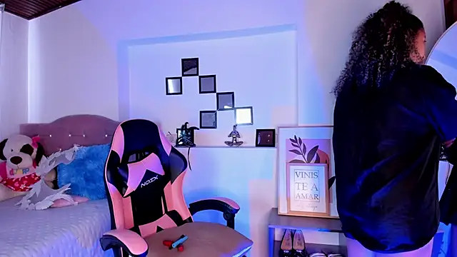 Kenia tompson01 online show from 10, 9, 2025