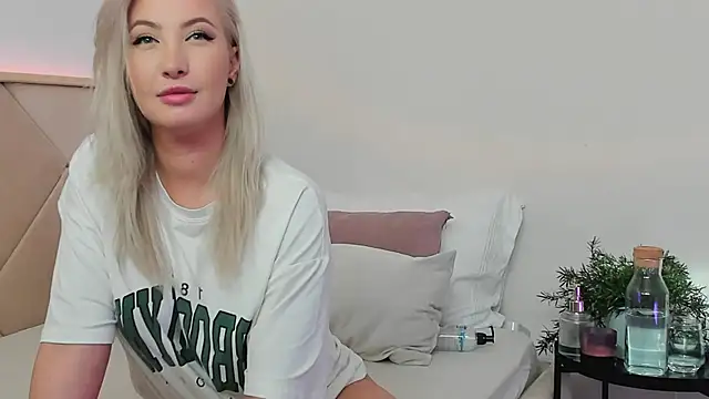 Snapshot of LilouKat chatting on 27, 1, 2025 LilouKat online show from 27, 1, 2025