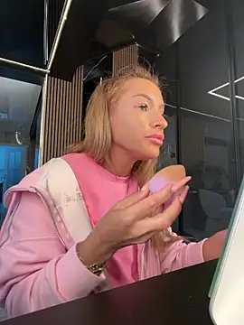 Snapshot of LovingBlondie chatting on 3, 5, 2026 LovingBlondie online show from 3, 5, 2026