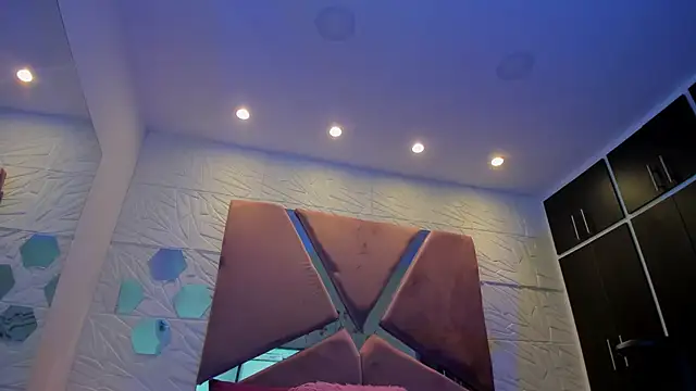 Charlotte Ice1 online show from 25, 2, 2025