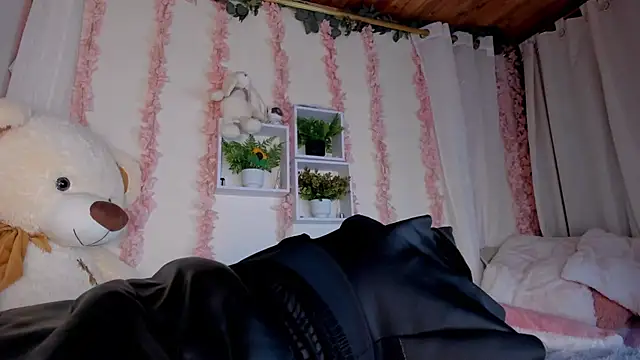 Idara and Edahi01 online show from 5, 10, 2025