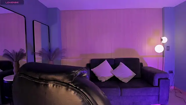 DonnaStonne online show from 5, 10, 2025