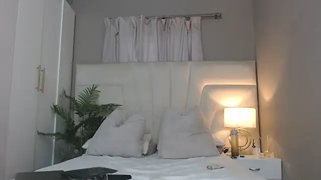 naughtyblackdolie online show from 28, 11, 2025