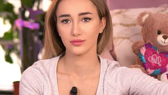 EmilyRaymont online show from 15, 9, 2025