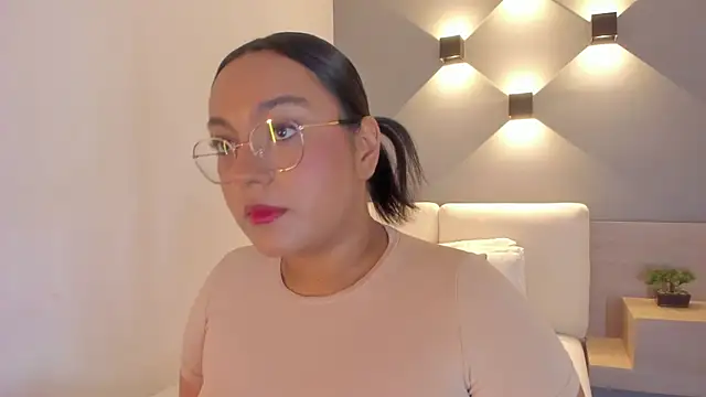 Snapshot of ellamontoya chatting on 21, 10, 2025 ellamontoya online show from 21, 10, 2025