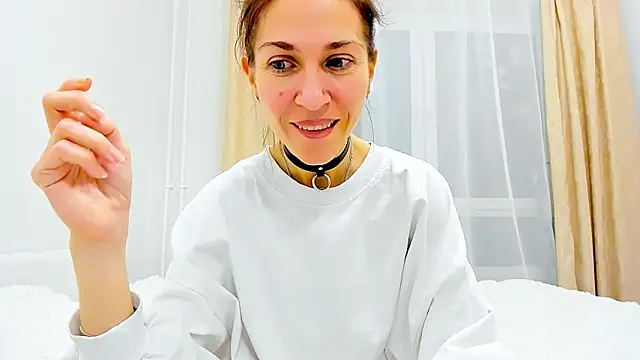 Snapshot of Mona_Cruz chatting on 4, 2, 2025 Mona Cruz online show from 4, 2, 2025