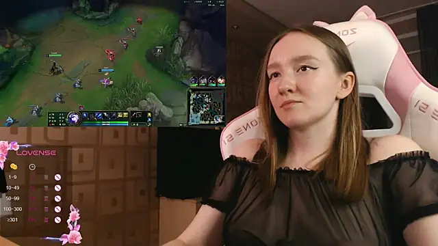 Snapshot of MoonlishSiren chatting on 7, 10, 2025 MoonlishSiren online show from 7, 10, 2025