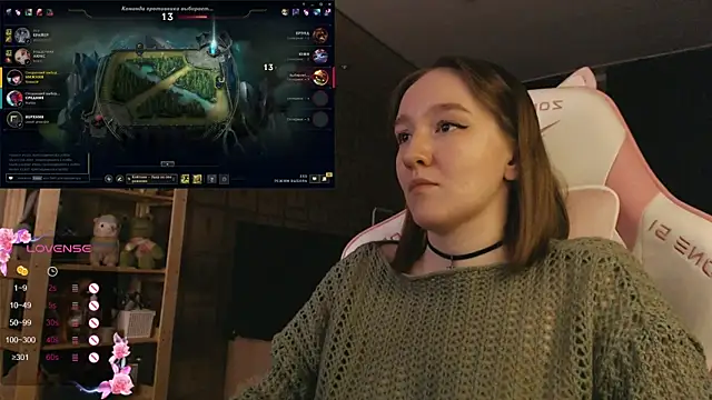 Snapshot of MoonlishSiren chatting on 8, 11, 2025 MoonlishSiren online show from 8, 11, 2025