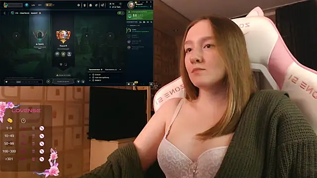 Snapshot of MoonlishSiren chatting on 9, 10, 2025 MoonlishSiren online show from 9, 10, 2025