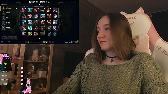 Snapshot of MoonlishSiren chatting on 6, 11, 2025 MoonlishSiren online show from 6, 11, 2025