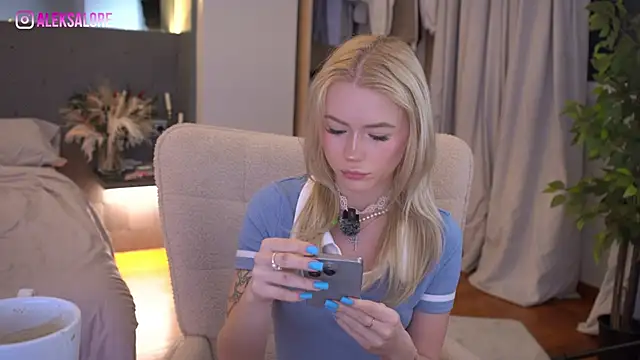 LexieLoree online show from 17, 4, 2026