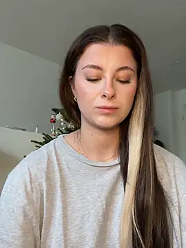 Snapshot of Mia-Minou chatting on 28, 11, 2025 Mia-Minou online show from 28, 11, 2025