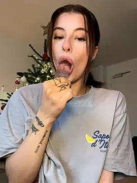 Snapshot of Mia-Minou chatting on 2, 12, 2025 Mia-Minou online show from 2, 12, 2025