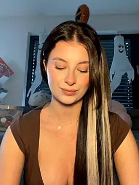 Snapshot of Mia-Minou chatting on 29, 10, 2025 Mia-Minou online show from 29, 10, 2025