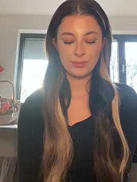 Snapshot of Mia-Minou chatting on 17, 11, 2025 Mia-Minou online show from 17, 11, 2025