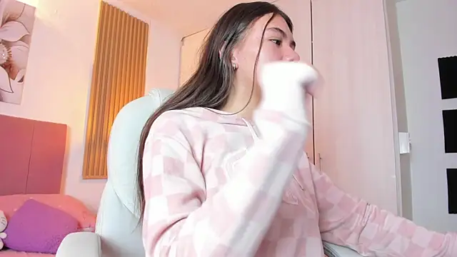 mia nevaeh online show from 10, 3, 2025