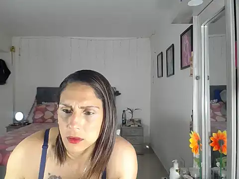 Corina hot online show from 3, 10, 2025