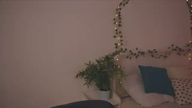 Freckle Diyana online show from 12, 10, 2025