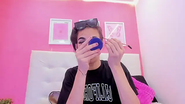 Mia thompson 19 online show from 25, 11, 2025