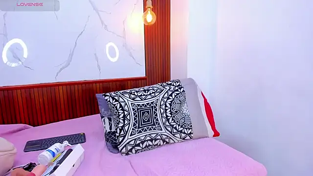 Mia thompson 19 online show from 12, 4, 2026