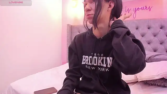 Mia thompson 19 online show from 3, 11, 2025