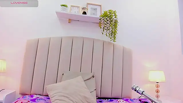 Mia thompson 19 online show from 10, 9, 2025