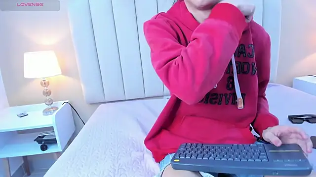 Mia thompson 19 online show from 18, 11, 2025