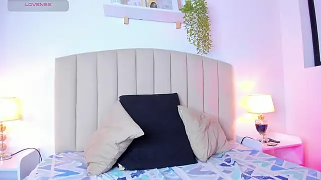 Mia thompson 19 online show from 3, 10, 2025