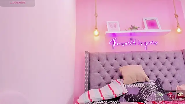 Mia thompson 19 online show from 4, 11, 2025