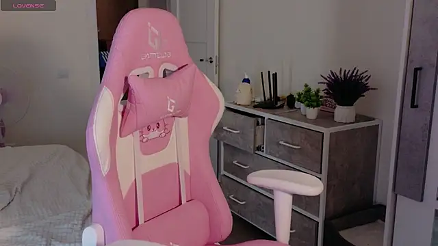 cinnabon girls online show from 4, 10, 2025