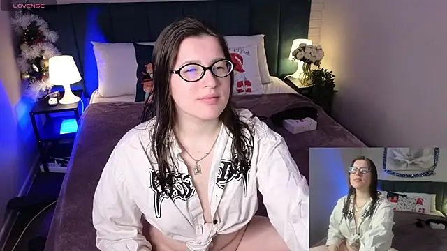 Snapshot of Peneloppa_Star chatting on 17, 12, 2025 Peneloppa Star online show from 17, 12, 2025