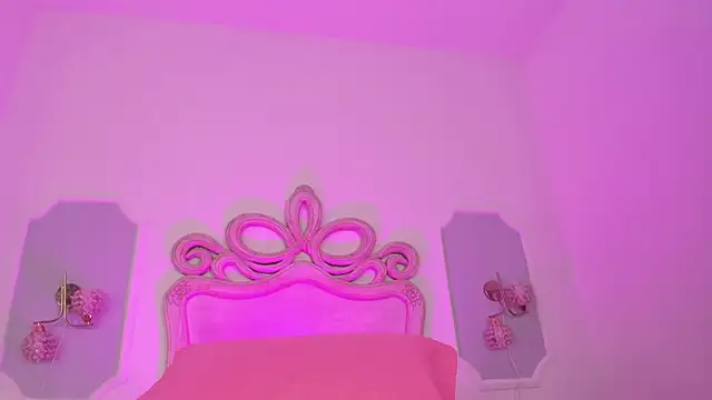 Snapshot of Sara__Williams chatting on 8, 11, 2025 Sara Williams online show from 8, 11, 2025