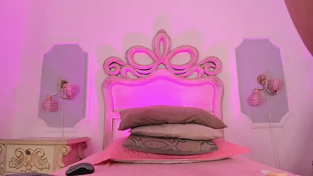 Snapshot of Sara__Williams chatting on 25, 11, 2025 Sara Williams online show from 25, 11, 2025