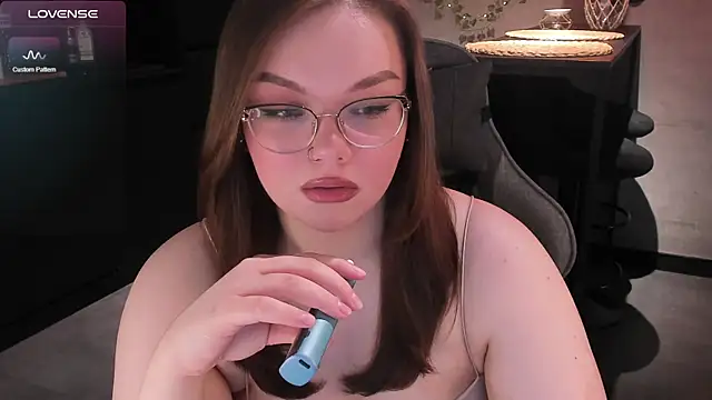 EvaBae online show from 1, 2, 2025