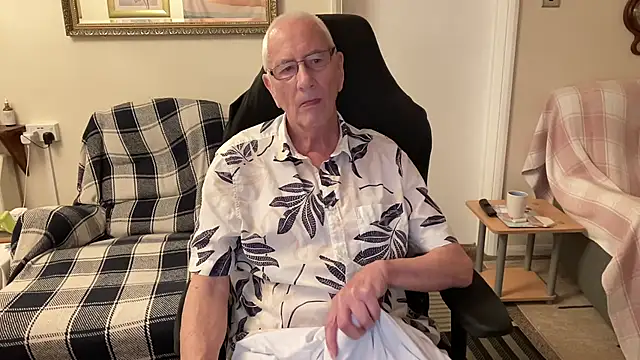 Snapshot of cutaboverest chatting on 8, 11, 2025 cutaboverest online show from 8, 11, 2025