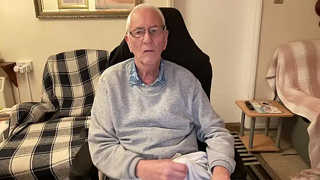 Snapshot of cutaboverest chatting on 18, 11, 2025 cutaboverest online show from 18, 11, 2025