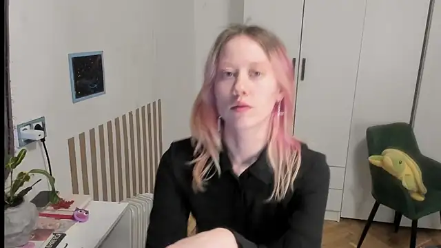 Snapshot of Silly__Milly chatting on 4, 6, 2026 Silly Milly online show from 4, 6, 2026