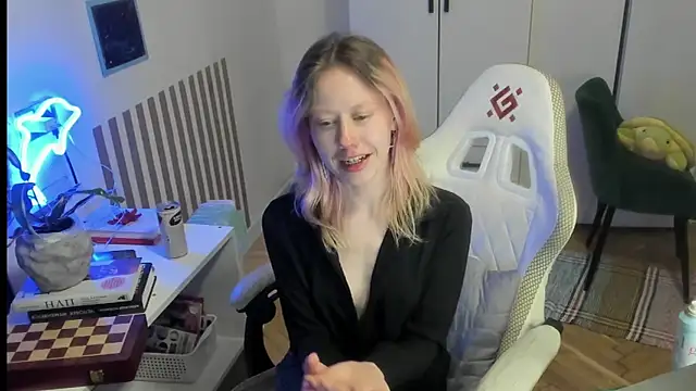 Snapshot of Silly__Milly chatting on 5, 6, 2026 Silly Milly online show from 5, 6, 2026