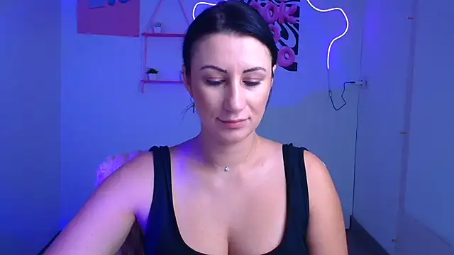 Snapshot of Loren_Moa chatting on 12, 11, 2025 Loren Moa online show from 12, 11, 2025