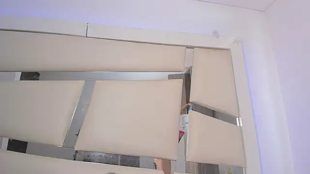 chrystal js online show from 28, 2, 2025