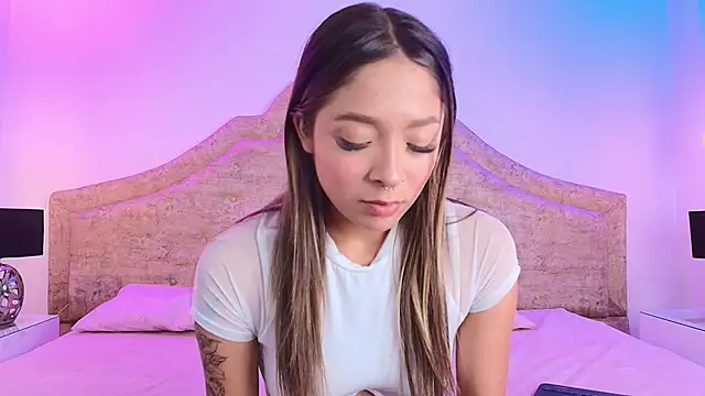 Snapshot of Victoria_Adams14 chatting on 3, 11, 2025 Victoria Adams14 online show from 3, 11, 2025