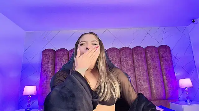 Snapshot of Victoria_Adams14 chatting on 3, 12, 2025 Victoria Adams14 online show from 3, 12, 2025