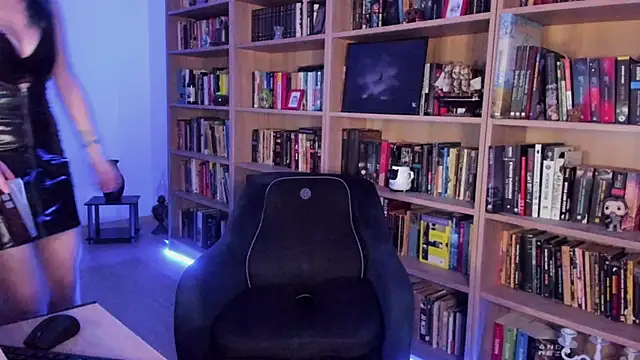 Queen of Hearts1 online show from 5, 2, 2026