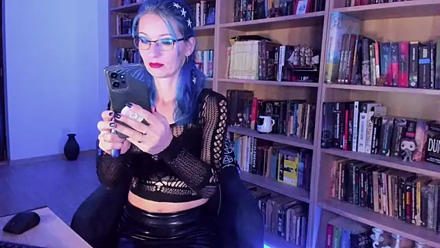 Queen of Hearts1 online show from 9, 10, 2025