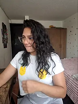 Thaliacooper  online show from 4, 12, 2025