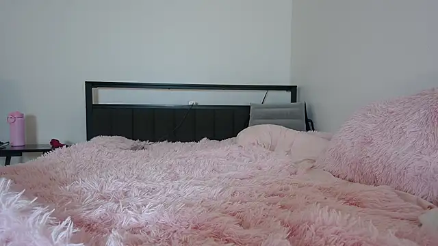 QueenLolaX online show from 8, 4, 2026