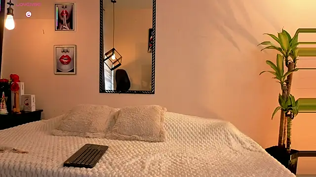 Megan Do Santos online show from 25, 9, 2025