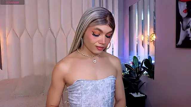 Megan Do Santos online show from 15, 4, 2026