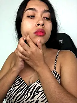 SweetLatiin  online show from 8, 10, 2025