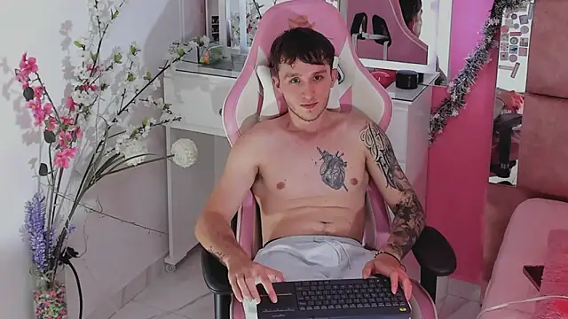 Dylanwhite23  online show from 18, 12, 2025